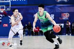 贝博官方app包含广东宏远训练开放日，今晚内部沟通引欢呼，NBA季后赛在即，年轻球员得到机会的词条